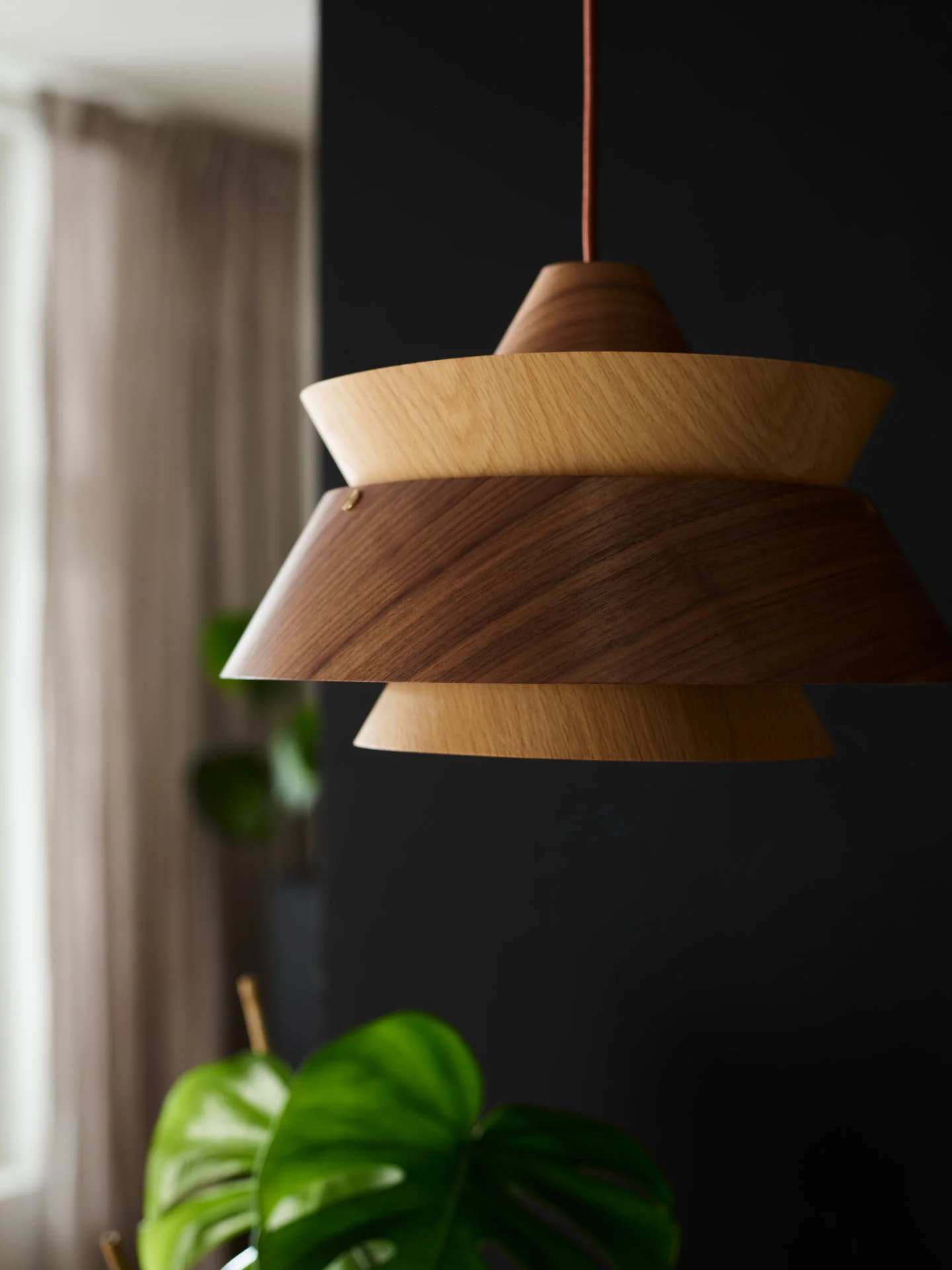 Nowoczesna lampa z drewna i metalu